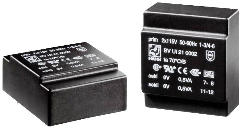 Twee zwarte elektronische transformatoren met technische specificaties op de bovenkant, geschikt voor 6V en 0,5VA, primaire spanning 2x115V.