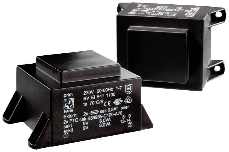 Twee zwarte, rechthoekige elektronische componenten met technische specificaties op het oppervlak; mogelijk transformatoren.