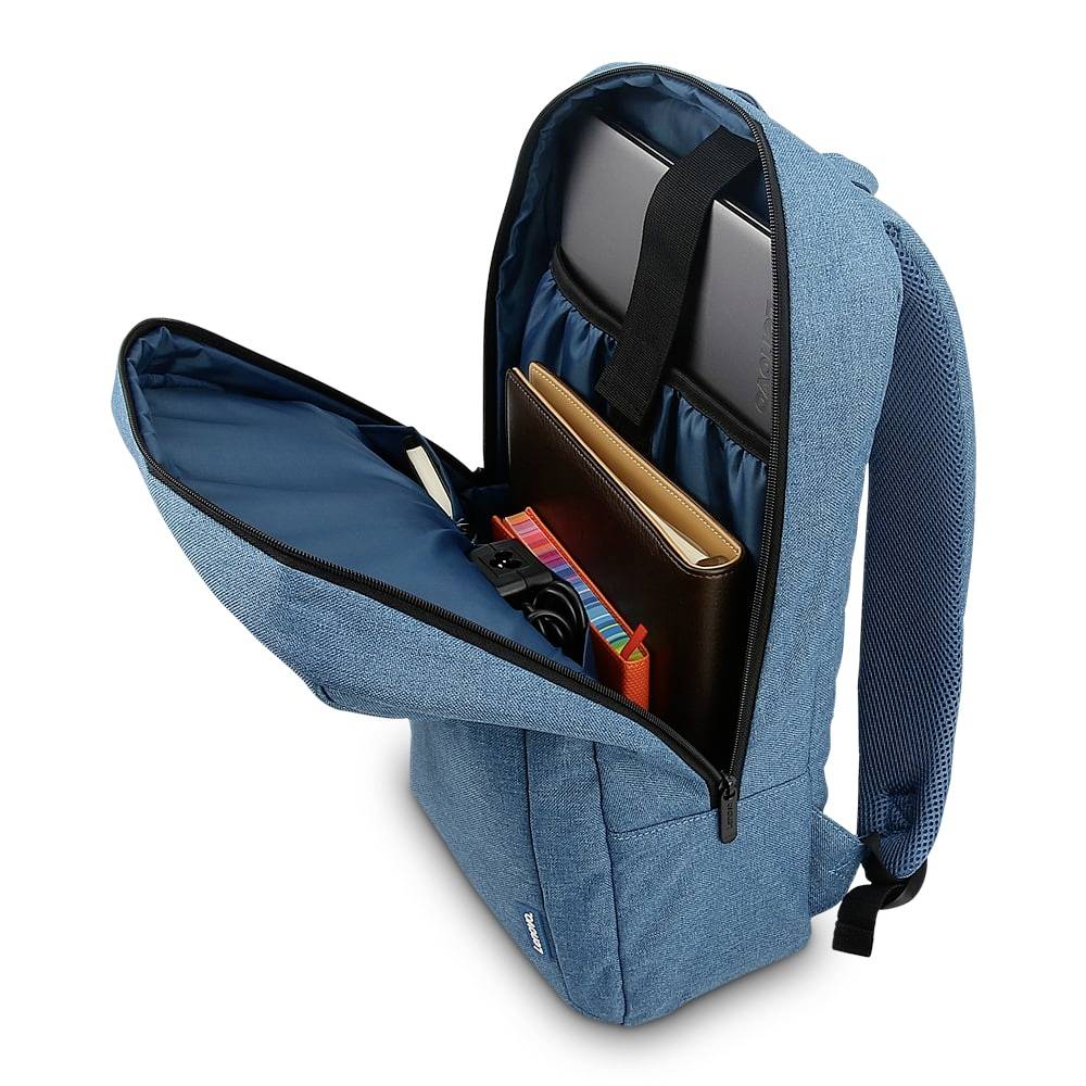Een geopende blauwe rugzak toont een laptop, mappen, boeken en een camera aan de binnenkant. De rugzak staat rechtop.