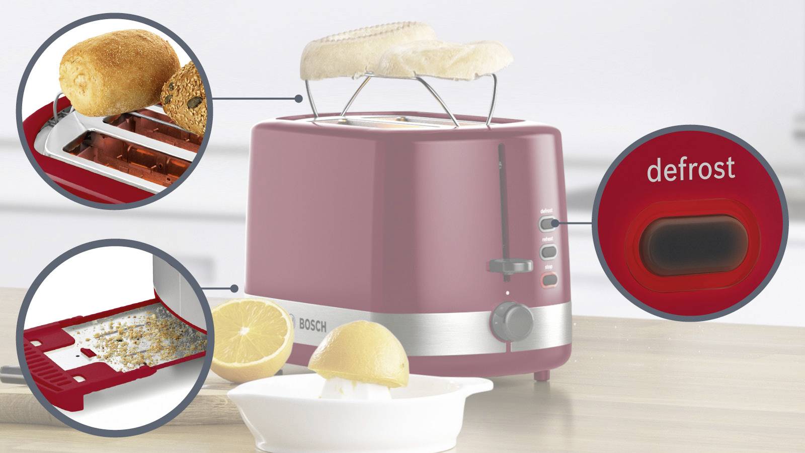 Een rode broodrooster met twee boterhammen, kruimeldoos, ontdooifunctie en afbeelding van een broodrek. Op de achtergrond een keuken.