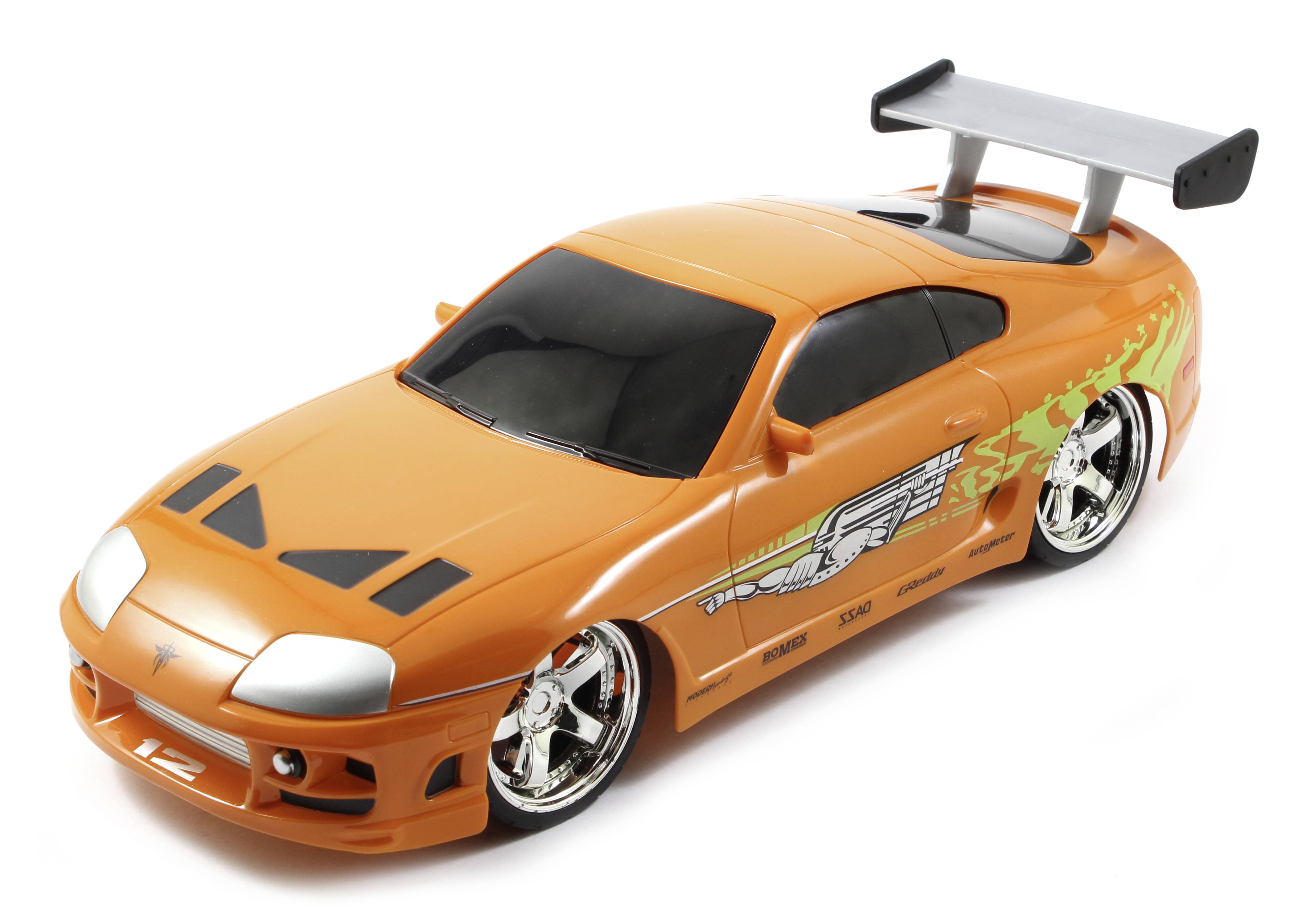 Oranje modelauto met opvallende achterspoiler en vlammenpatroon langs de zijkanten. De auto heeft glanzende velgen en getinte ramen.