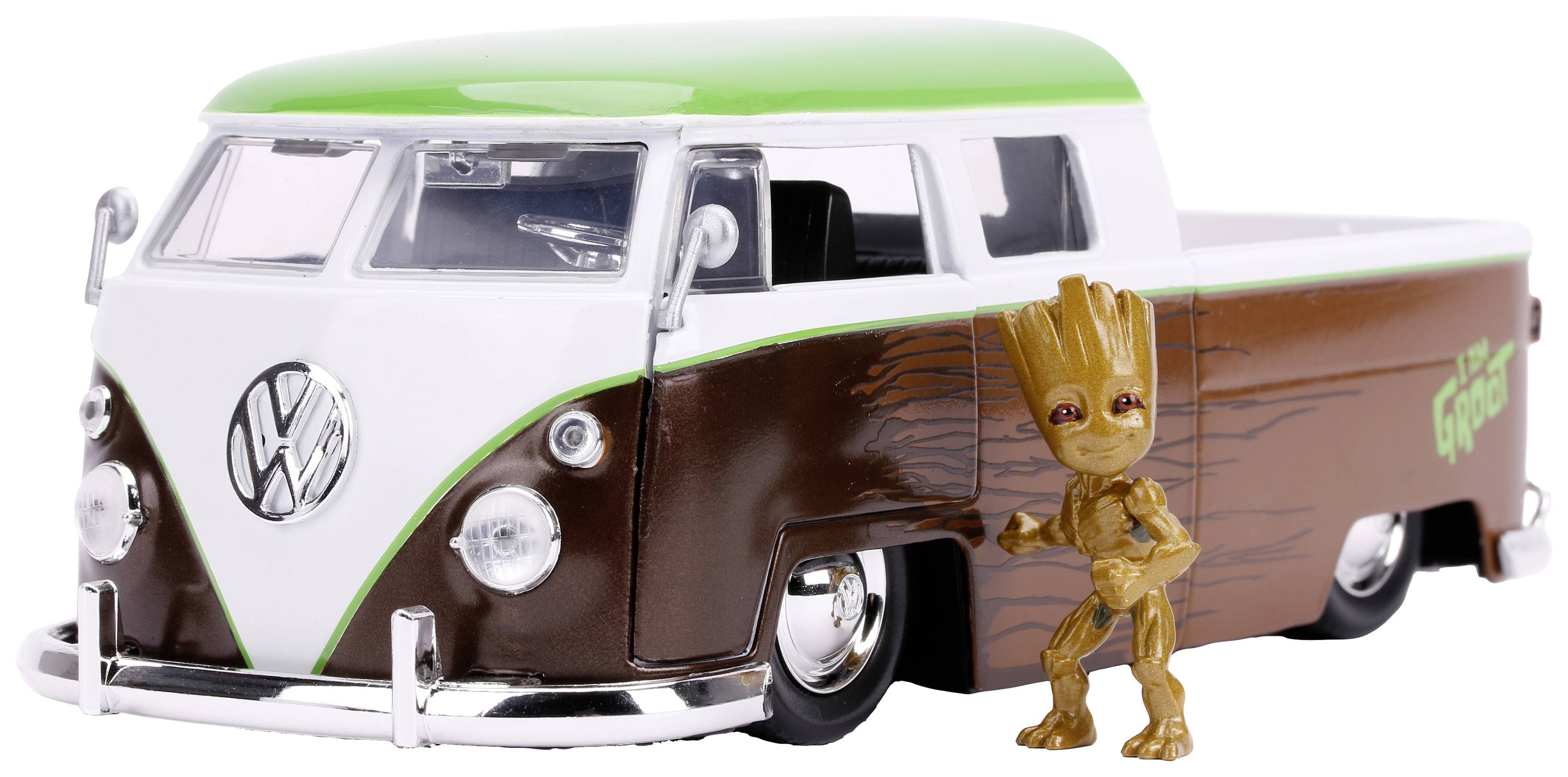 Een modelauto van een VW-bus met een groen dak, bruin en wit gelakt. Ernaast staat een kleine figuur van een boomwezen.