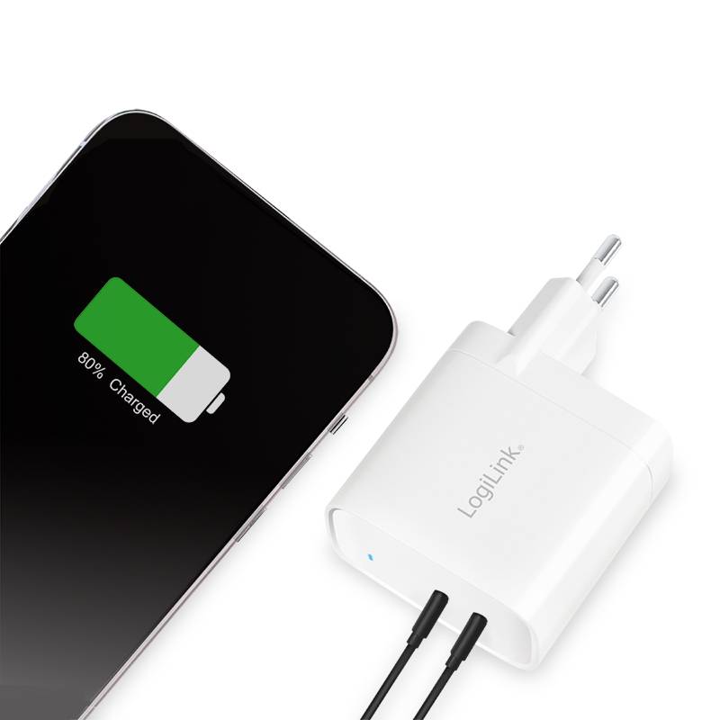Een smartphone toont een laadstatus van 80%, aangesloten op een wit USB-oplader dat is verbonden met een stopcontact.