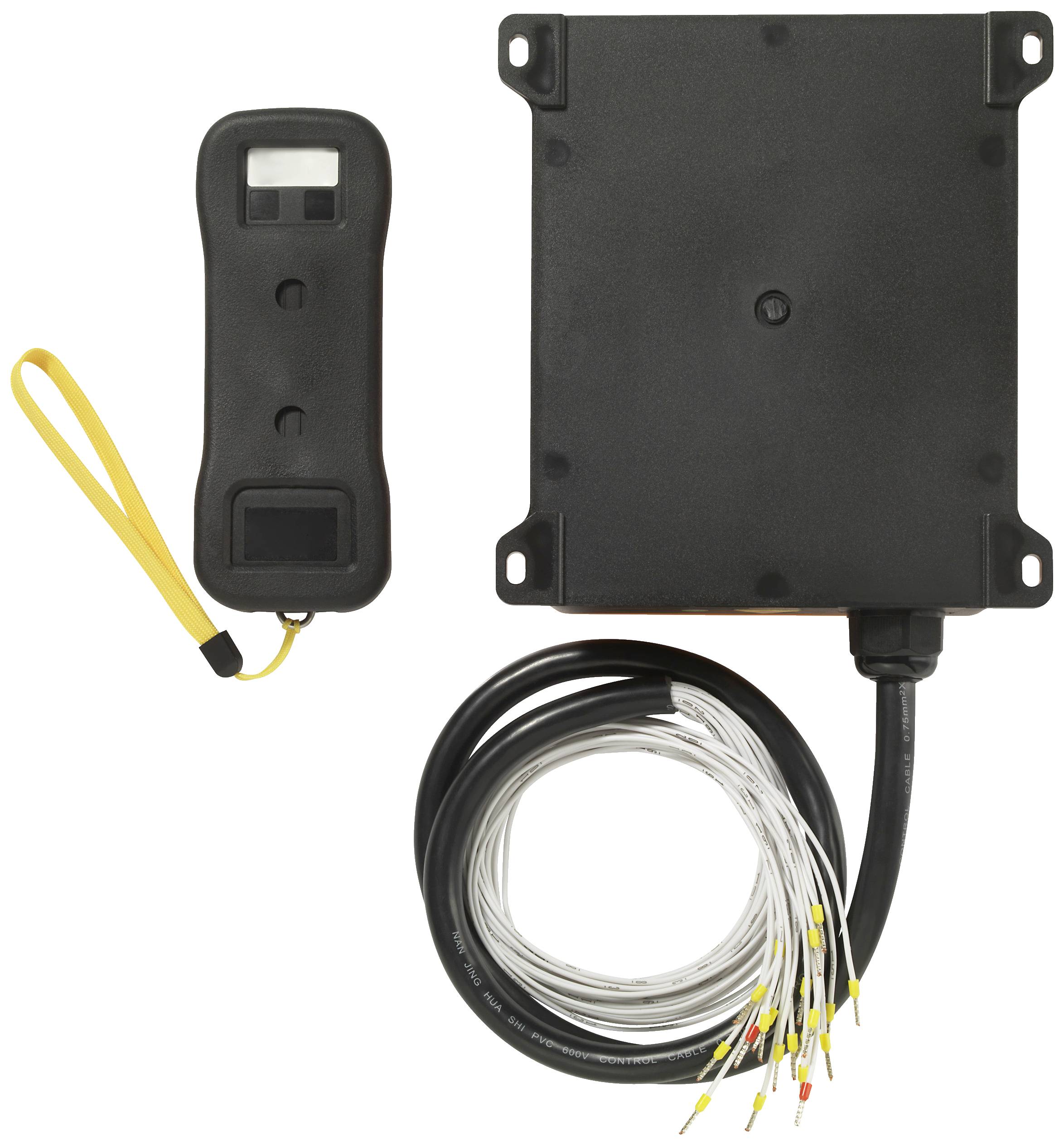 Een zwart elektronisch apparaat met meerdere kabels en stekkers. Ernaast een klein, rechthoekig accessoire met draaglus.