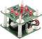 Een elektronische schakeling met lichtemitterende rode LED's en weerstanden op een meerlaags groen printbord.