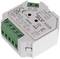 Een kleine, witte elektrische module met groene aansluitingen. Opschriften tonen ingangen voor stroom en besturing. Merknaam 'SLV'.
