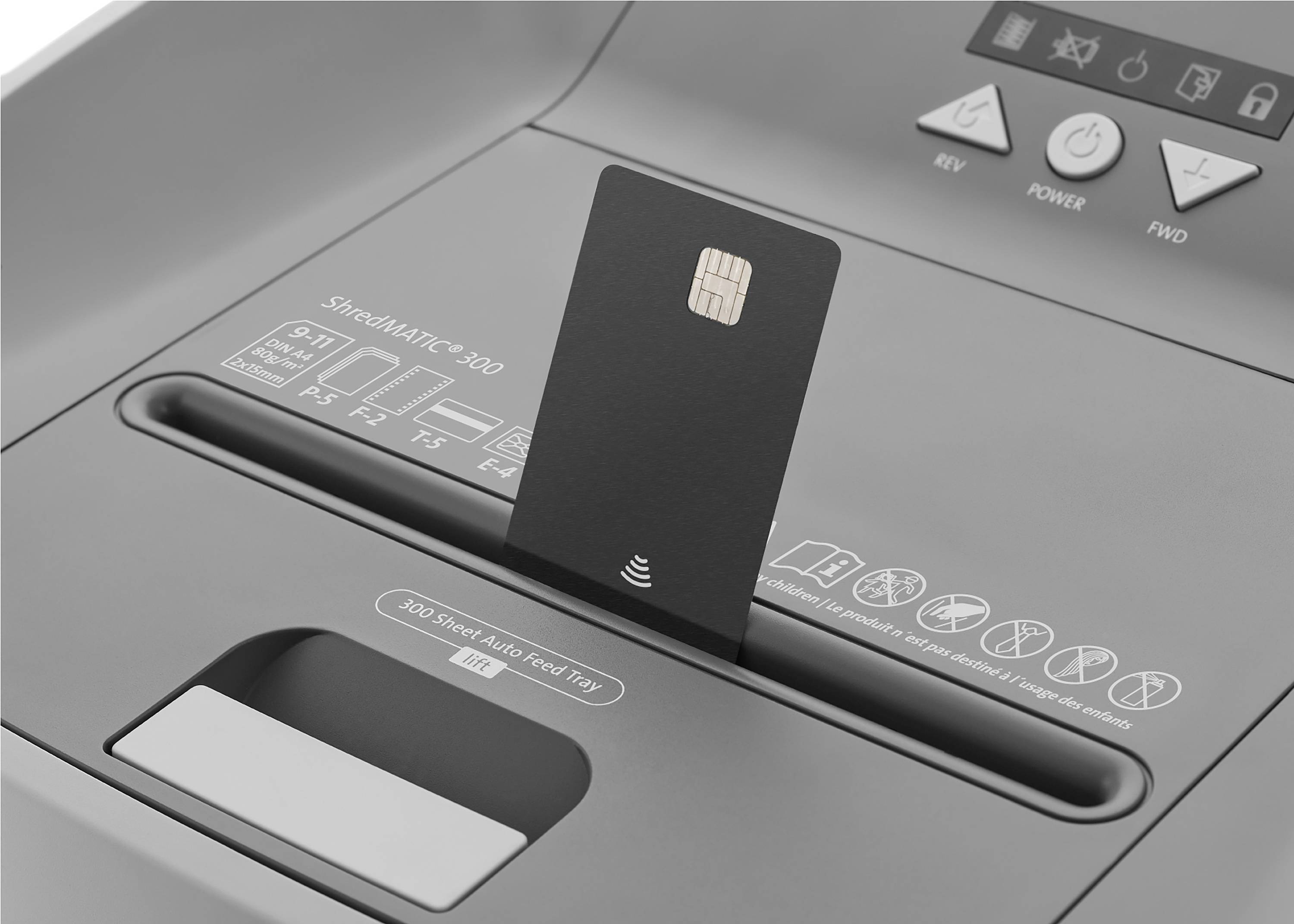 'Creditcard wordt in een papiervernietiger met contactloze functie gestoken. Apparaat toont symbolen voor veiligheid, stroom en dubbelzijdig versnipperen.'