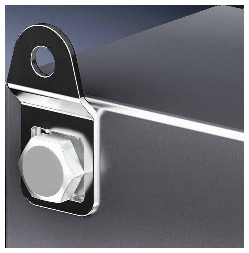 Close-up van een zilveren metalen moer en een schroef die door een oog van een metalen strip gaat, bevestigd aan een grijze plaat.