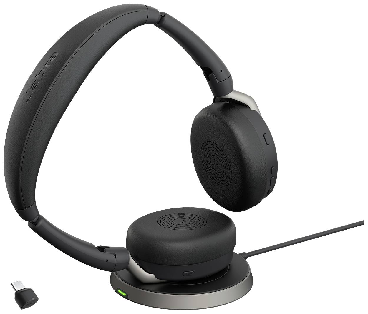 Draadloze zwarte headset op laadstation, USB-adapter ernaast; toont een laadmogelijkheid voor draadloze apparaten.