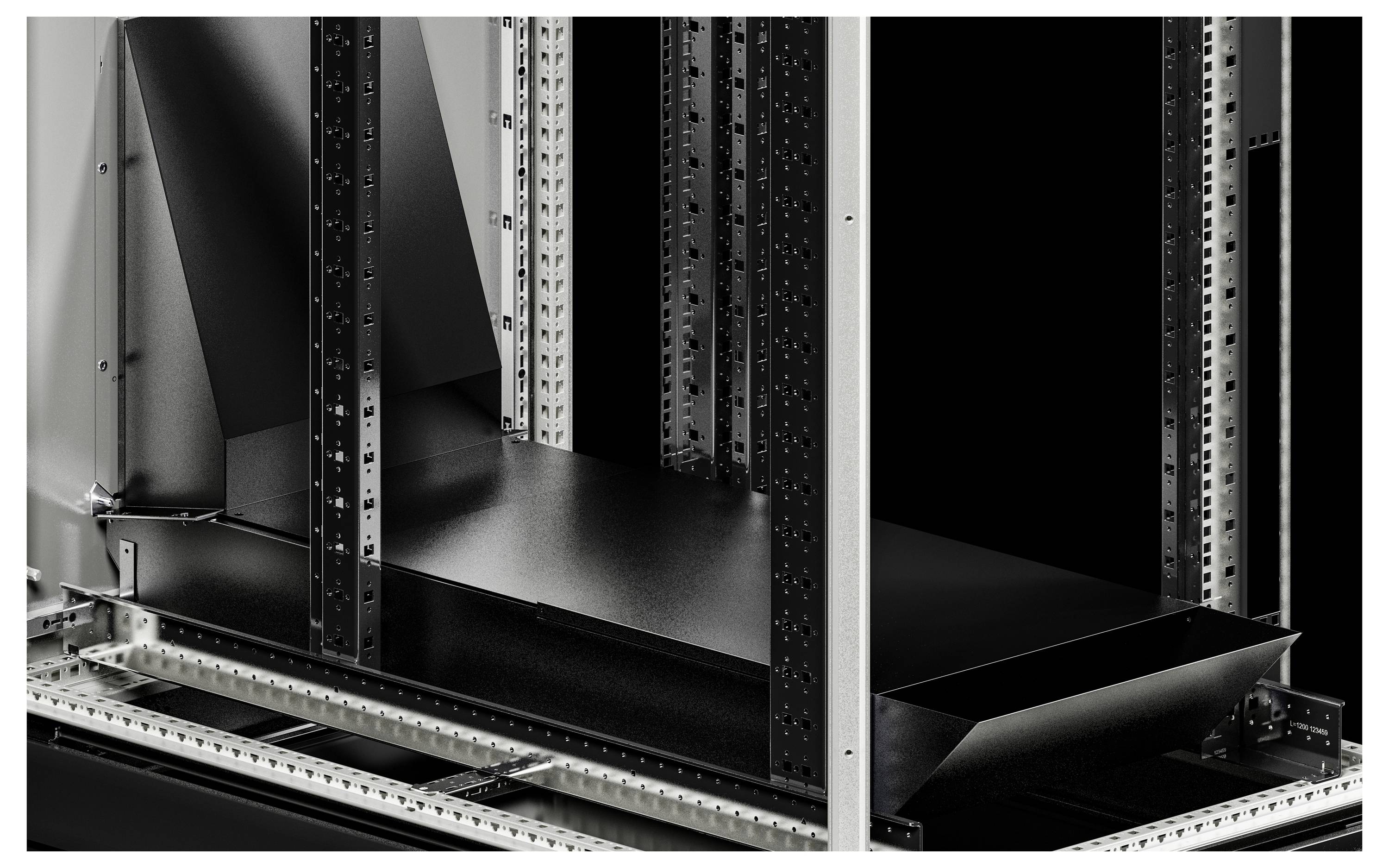 Industrieel rek met metalen frame en rails, toont lege inbouwruimte. Structureel ontwerp voor technische apparaatinstallatie.