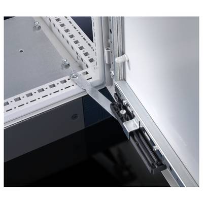 Close-upfoto van een metalen beslag in een kast of behuizing, dat een deurbeveiliging of scharnieringsmechanisme toont.