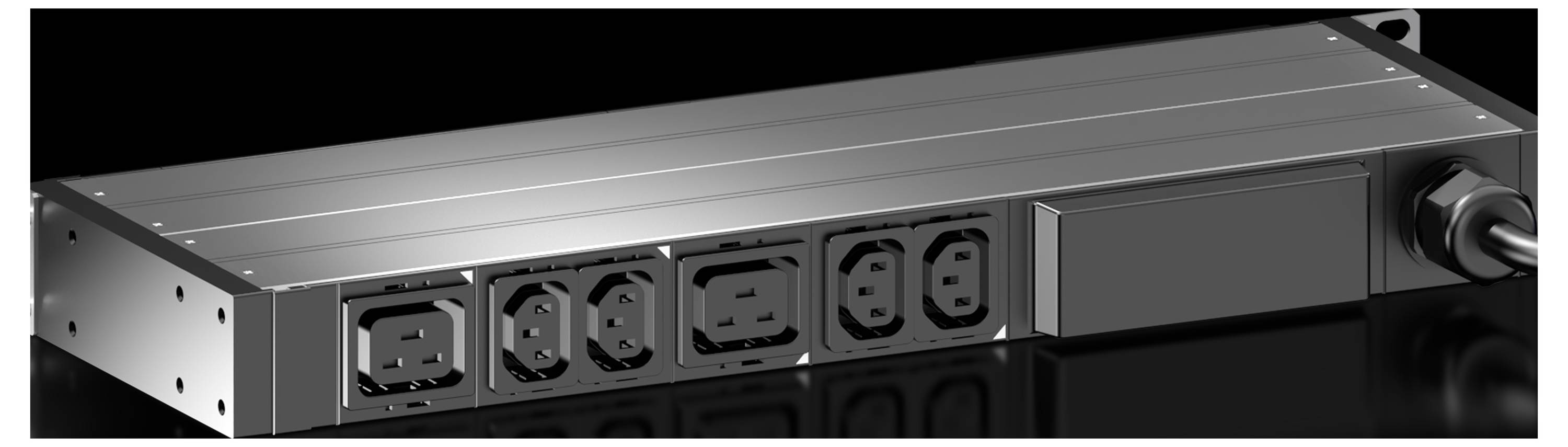 Zilveren serverrack-stroomverdeler met meerdere IEC-stopcontacten, plat ontwerp en zijdelings netsnoer op zwarte achtergrond.