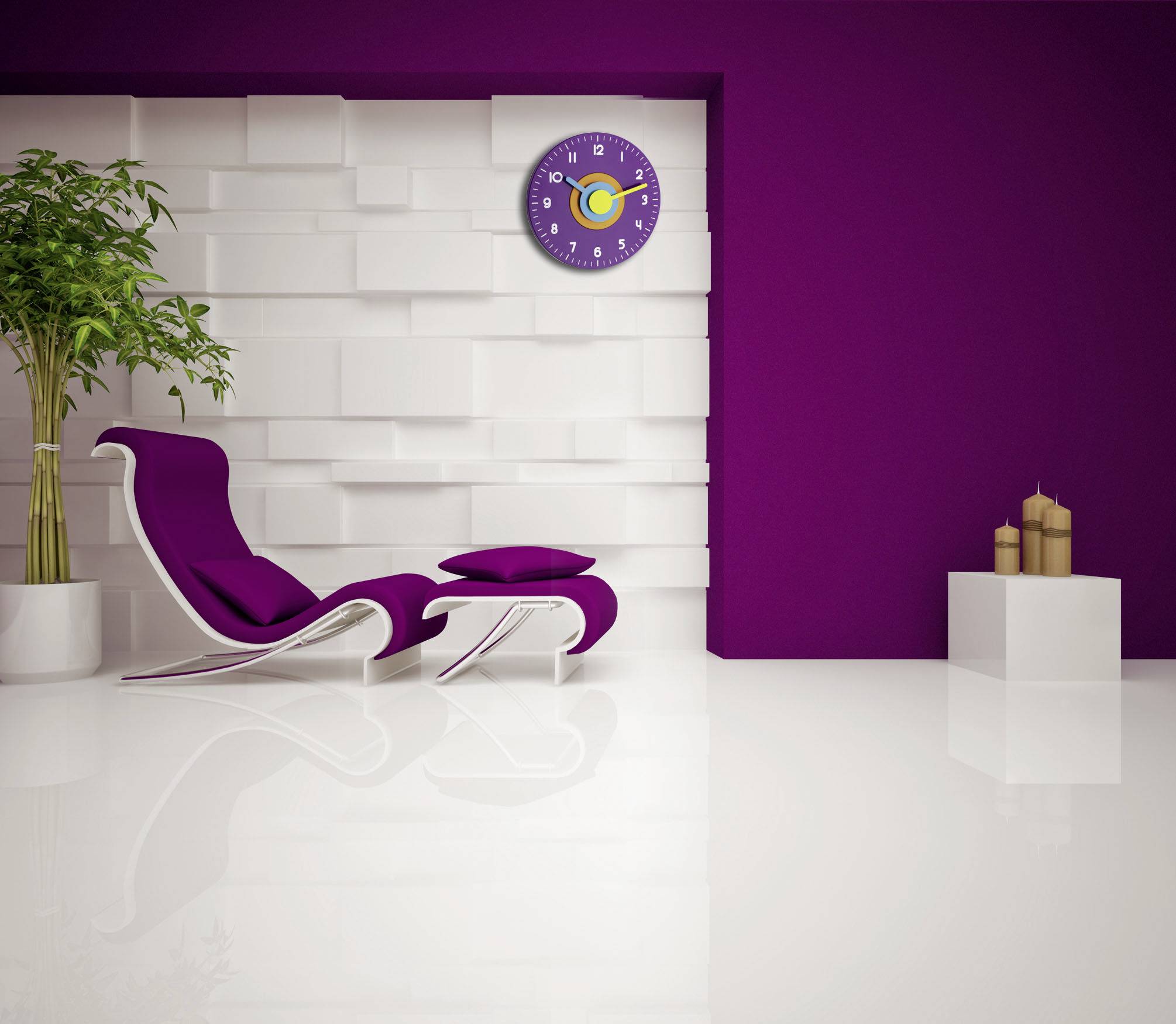 Paarse fauteuils en kussens voor een moderne witte muur. Aan de muur hangt een klok. Rechts staan decoratieve kaarsen op een sokkel.