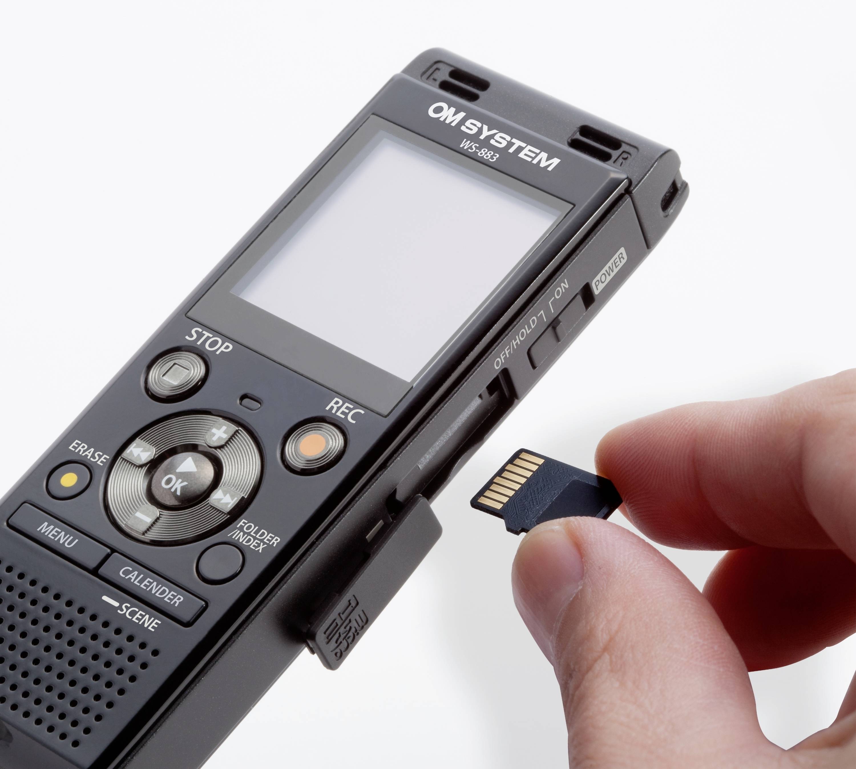 Een digitale voice recorder waarbij een hand wordt uitgestoken om een geheugenkaart in de desbetreffende sleuf te steken.
