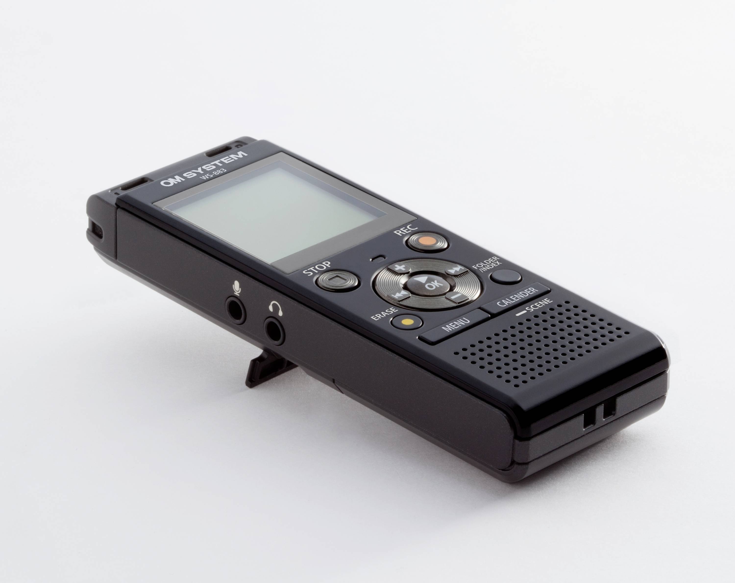 Zwarte digitale voicerecorder met display, knoppen voor opname, afspelen, stoppen en luidspreker, op witte achtergrond.