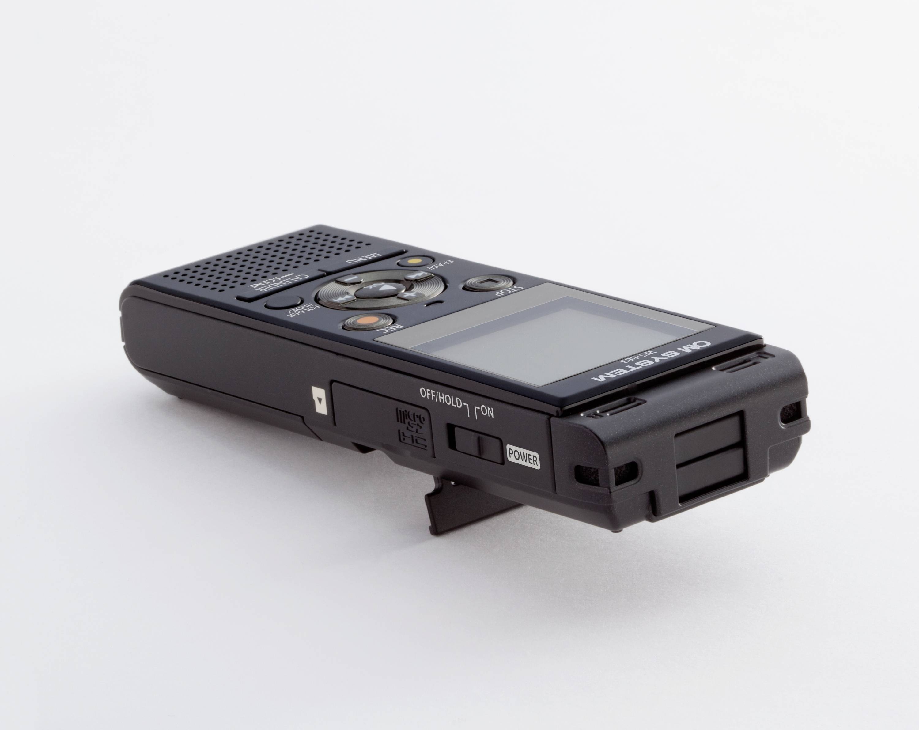 Digitaal opnameapparaat, zwart met display, opname- en afspeelknoppen. Geschikt voor spraakopnames en interviews.