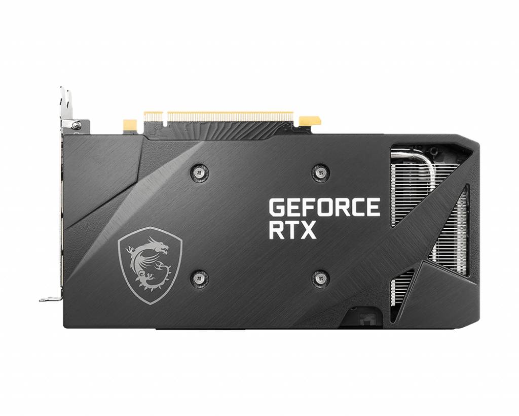 Videokaart van opzij, zwart met 'GEFORCE RTX'-opschrift en een drakenlogo. Koelribben zichtbaar, PCIe-aansluiting bovenaan.