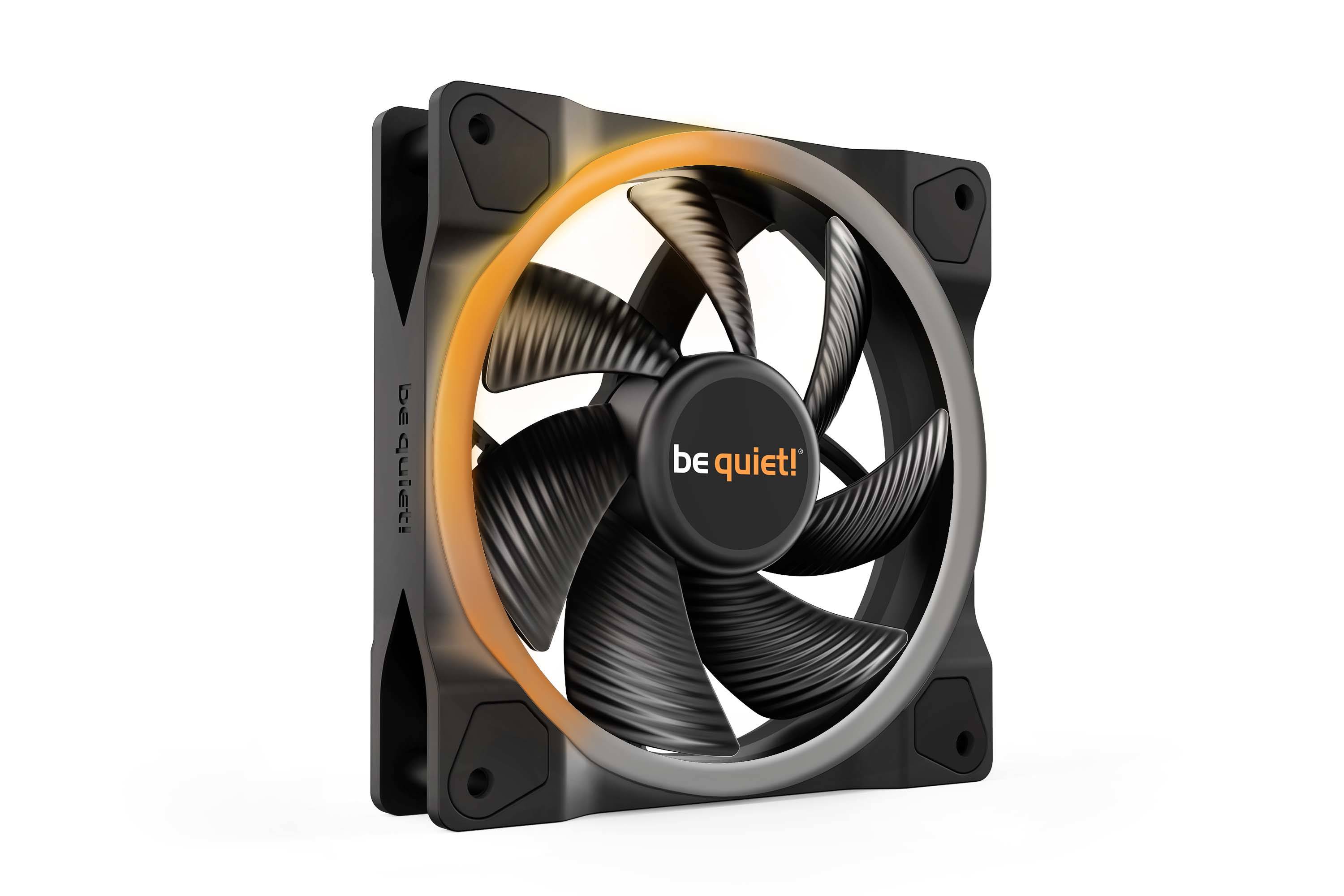 Zwarte computerventilator met 'be quiet!' logo in het midden, omgeven door een fel oranje ring, gemonteerd in een vierkant frame.