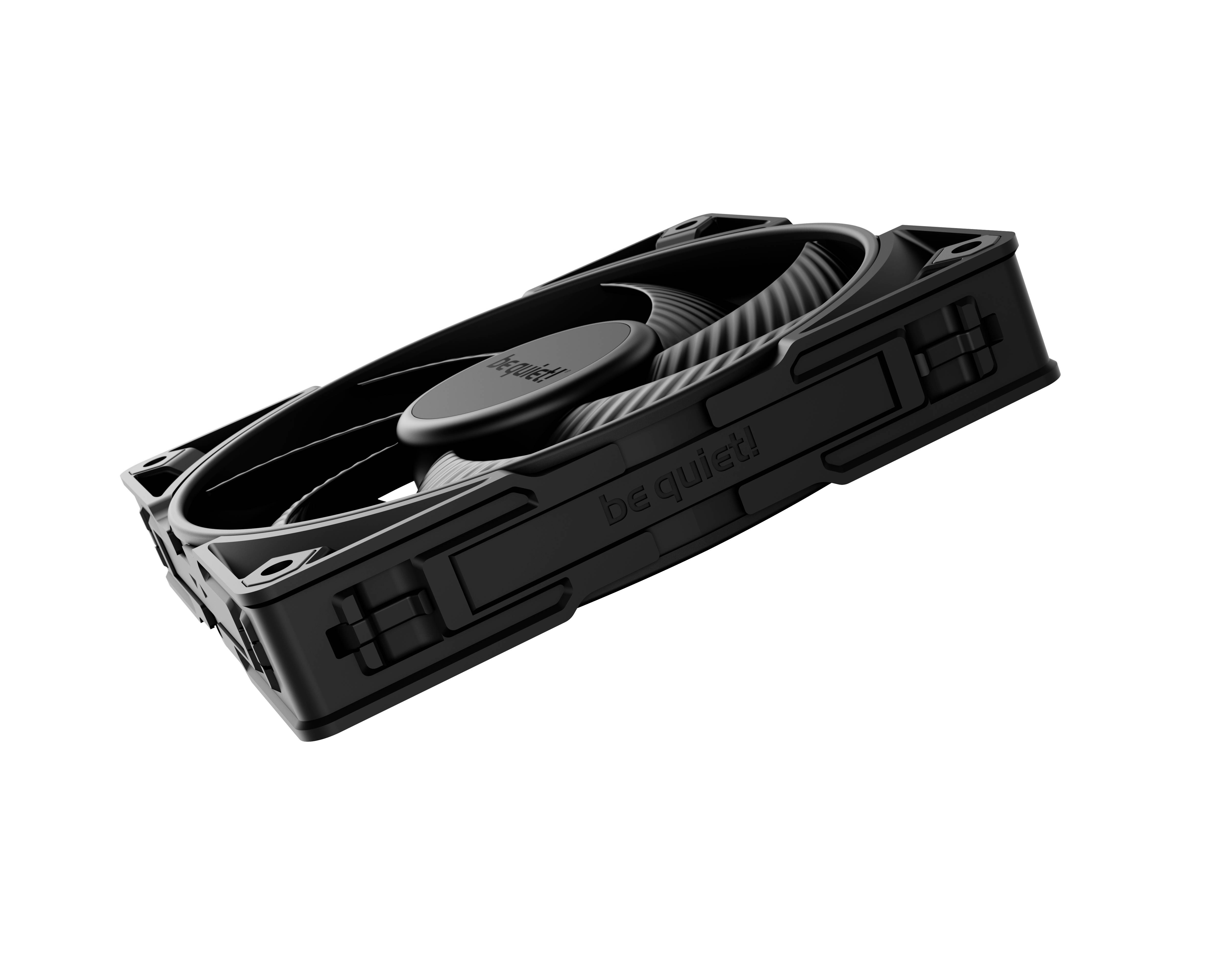 Zwarte pc-ventilator van 'be quiet!' onder een schuine hoek. Ontworpen voor stille werking en efficiënte koeling.