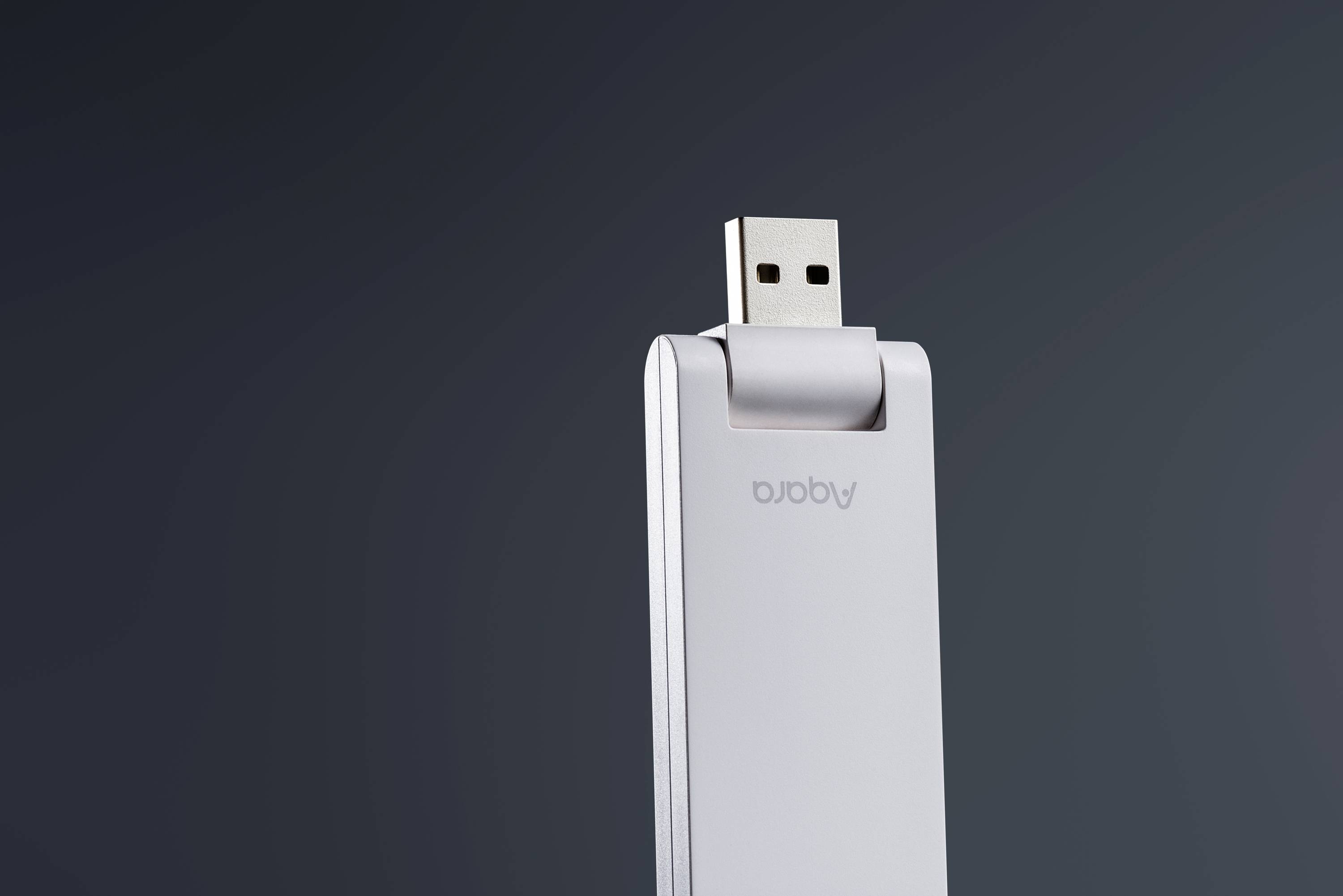 Een zilveren USB-stick met het opschrift 'Joby' in close-up tegen een donkere achtergrond.