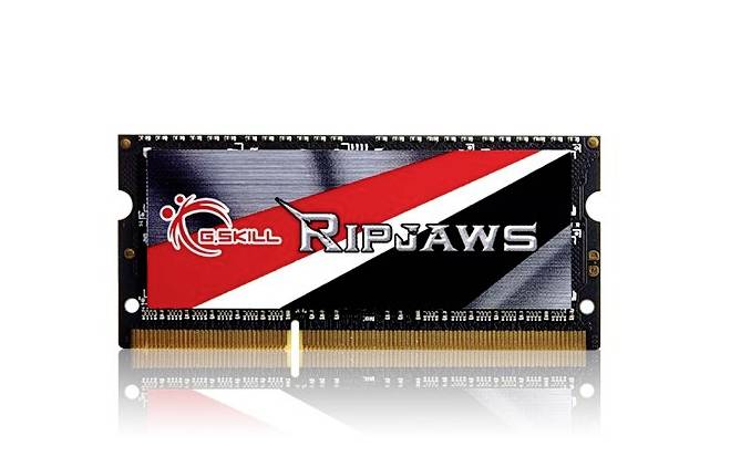 Een rode en zwarte G.Skill Ripjaws RAM-module, voor een witte achtergrond, met gouden aansluitingen aan de onderkant.