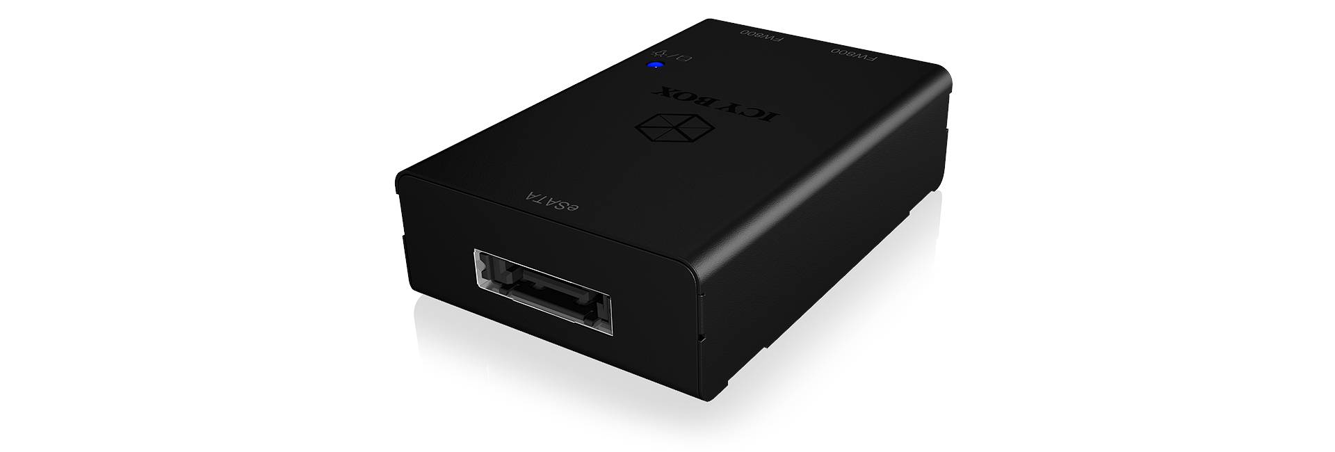 Zwart elektronisch apparaat, rechthoekig, met een aansluiting aan de voorkant en een blauwe controlelamp bovenaan.