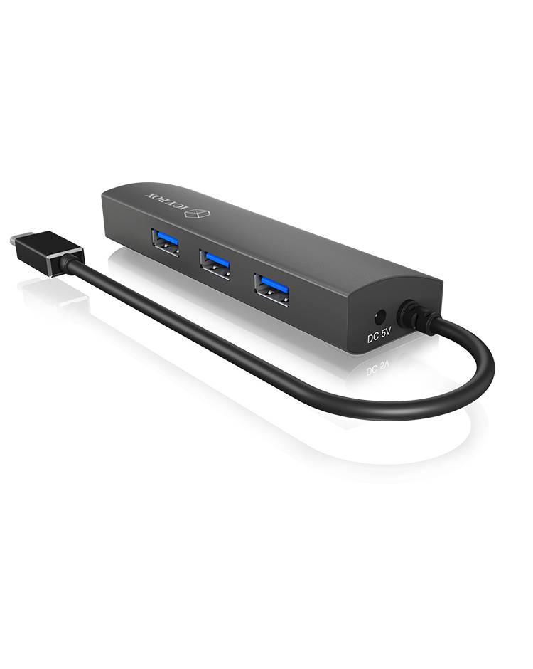 Een zwarte USB-hub met drie USB-poorten en een USB-C-kabel voor aansluiting op andere apparaten.