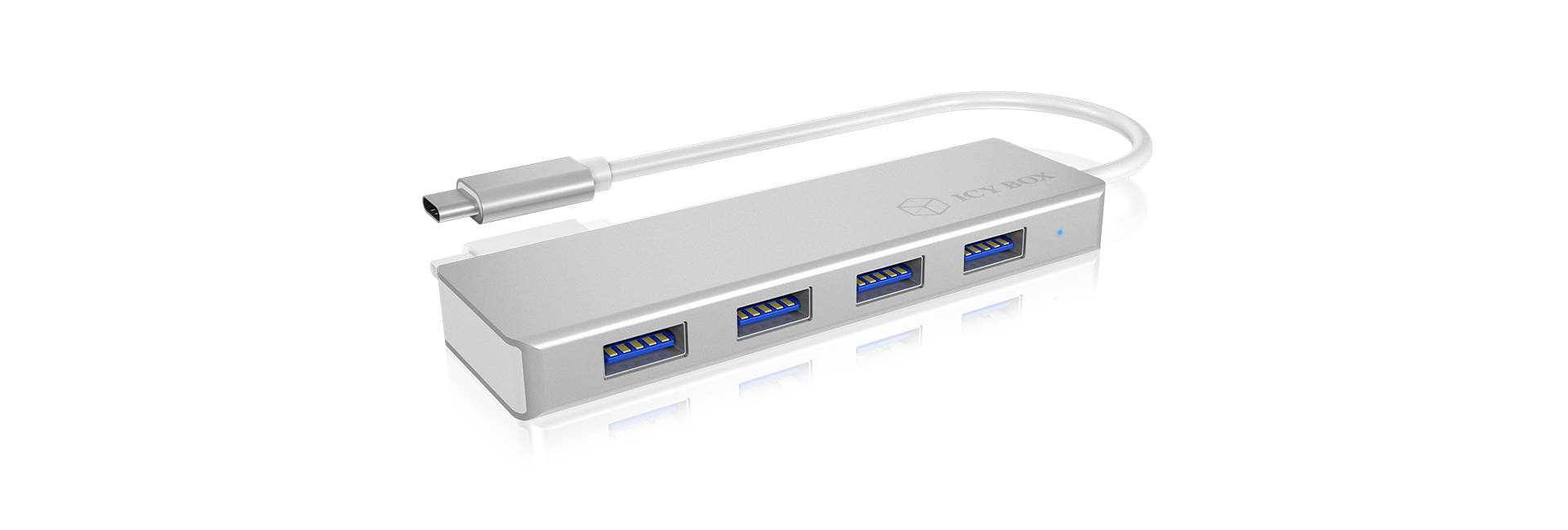 Een zilveren USB-hub met vier blauwe USB-aansluitingen en een USB-C-kabel. Geschikt voor het aansluiten van meerdere USB-apparaten.