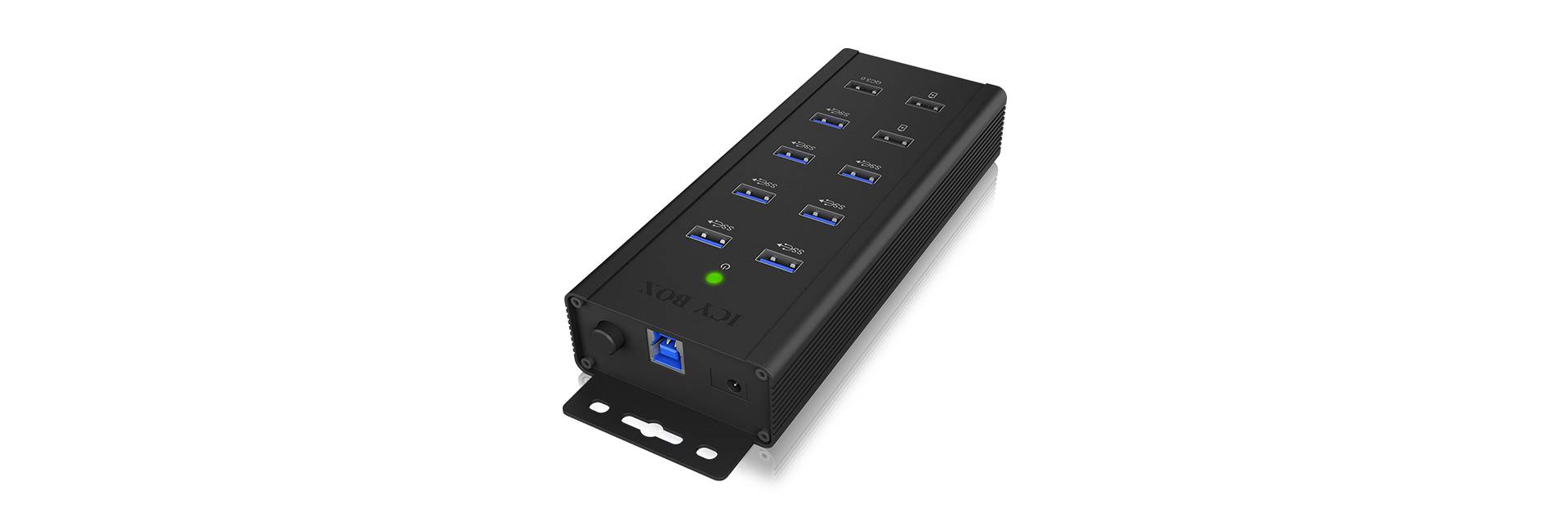 Een zwarte USB-hub met zeven poorten en een blauwe USB-stekker aan de zijkant. Een groen lampje geeft de bedrijfsgereedheid aan.