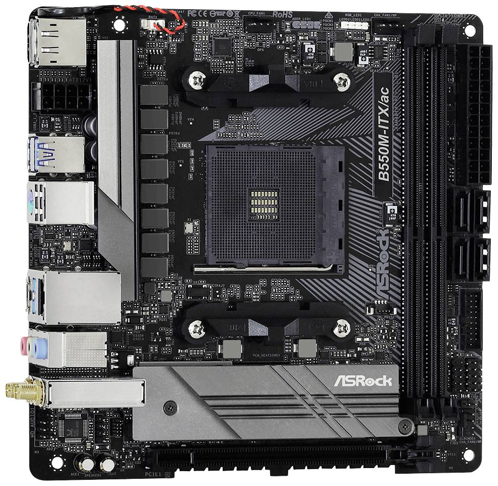 De afbeelding toont een ASRock B550M-ITX/ac moederbord met PCIe-sleuven en RAM-sleuven, geschikt voor compacte computerbehuizingen.
