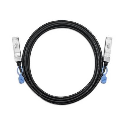 Een zwarte kabel met zilveren aansluitingen aan beide uiteinden en blauwe clips. Hij ligt opgerold in een cirkel en wordt gebruikt als netwerkkabel.