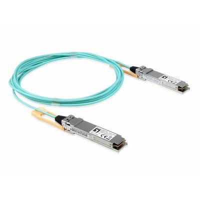 Een turquoise glasvezelkabel met metalen connectoren aan beide uiteinden, geschikt voor high-speed netwerkverbindingen.