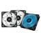 Drie computerventilators van Arctic, twee met witte bladen en een met een blauw LED-licht. Allemaal hebben ze het Arctic-logo in het midden.