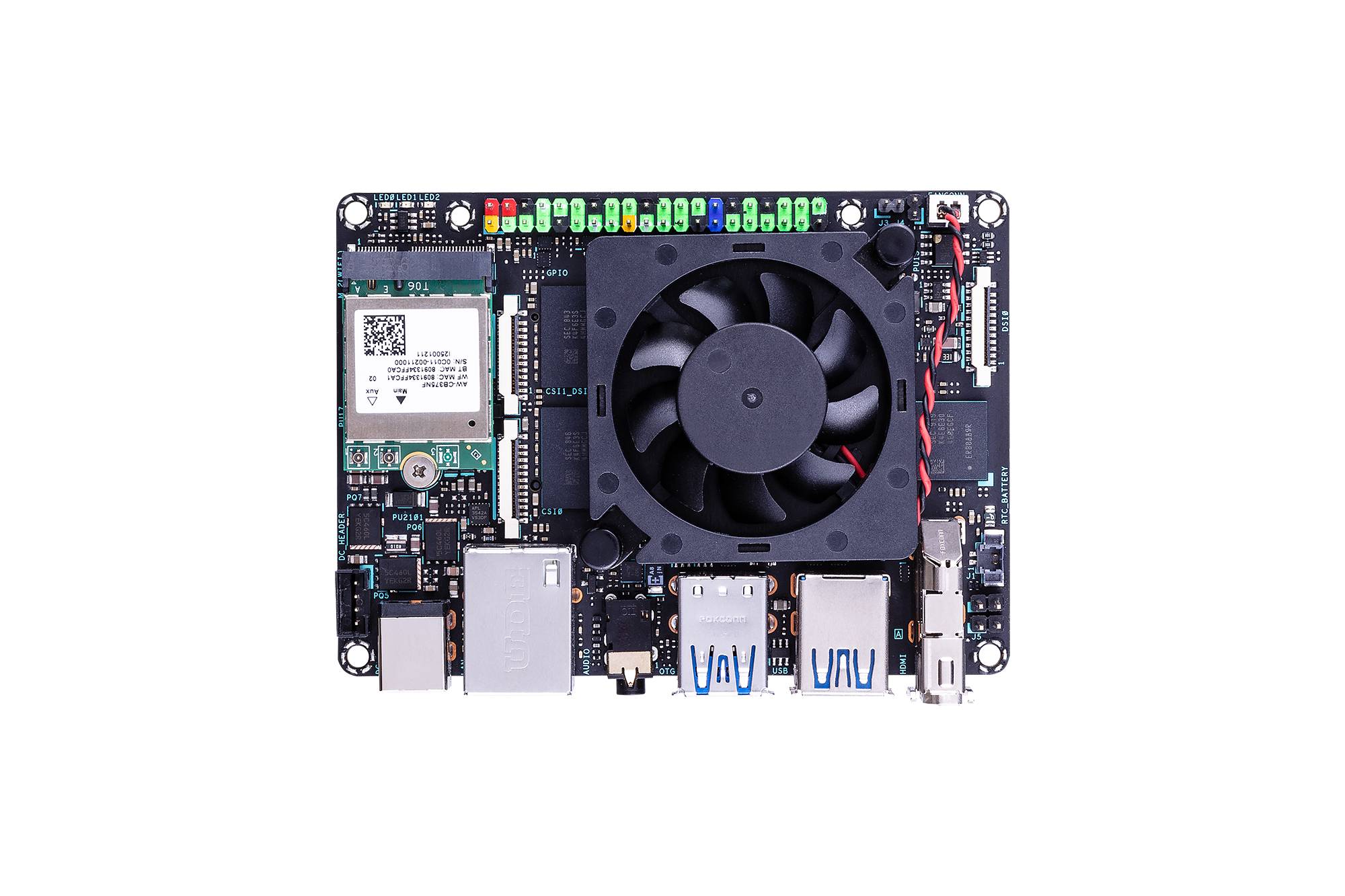 Moederbord van een mini-pc met zichtbare aansluitingen, ventilator en elektronische componenten.