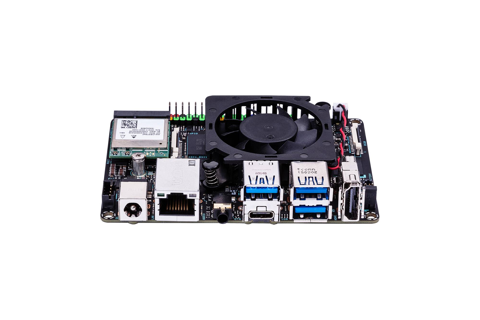 Een single-board computer met zichtbare aansluitingen, waaronder USB-poorten, Ethernet-aansluiting en koelventilator.