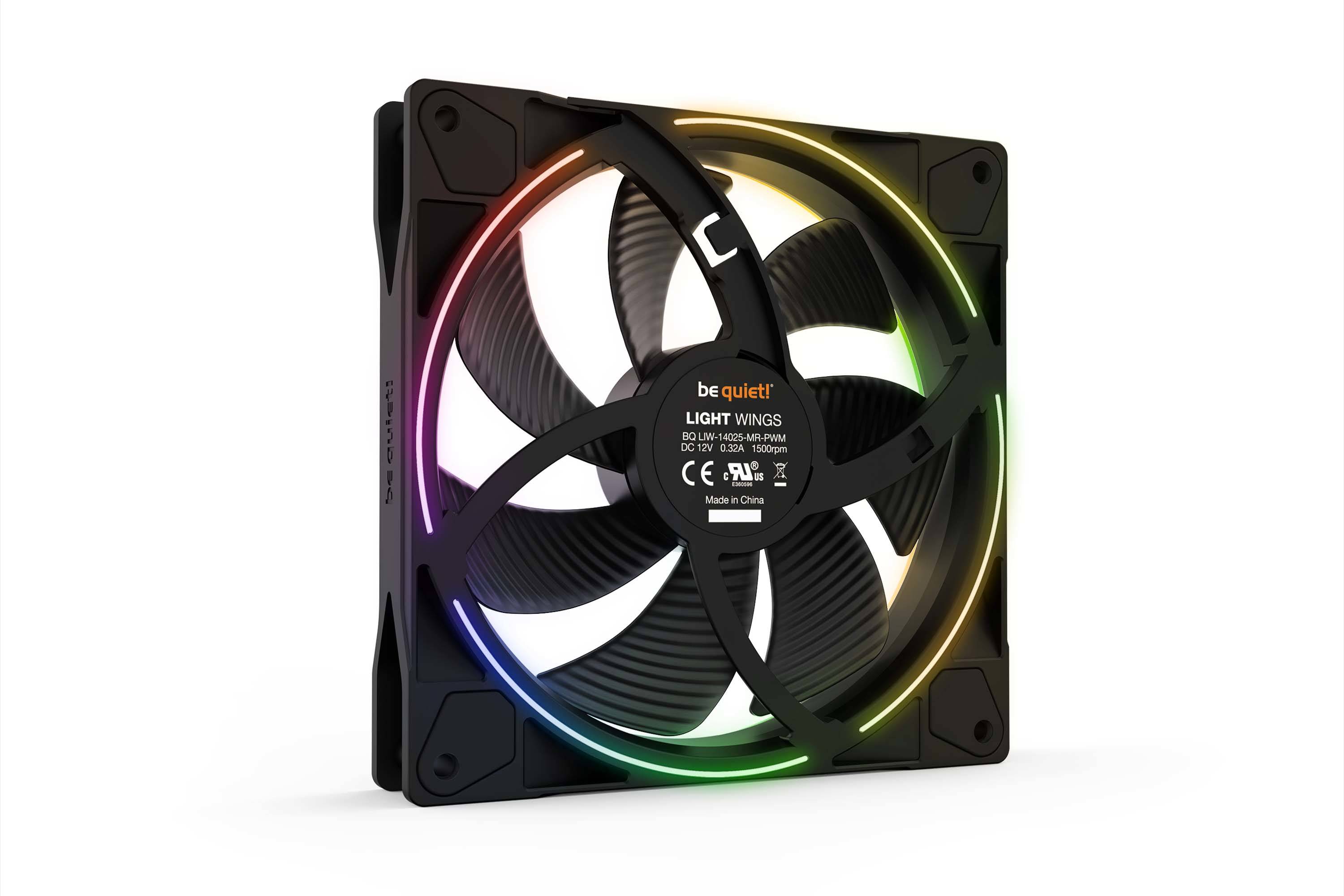 Pc-behuizingsventilator met zwart-transparente structuur en kleurrijke LED-verlichting. Merkaanduiding 'be quiet! Light Wings' herkenbaar.