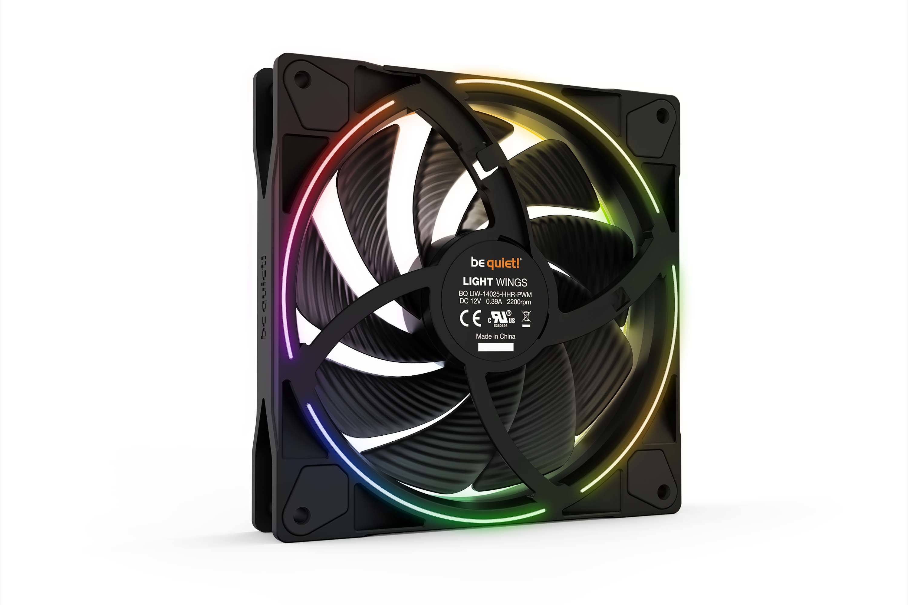 Pc-ventilator met RGB-verlichting, zwart frame en centraal merklogo, biedt stille werking en kleurrijke lichteffecten.