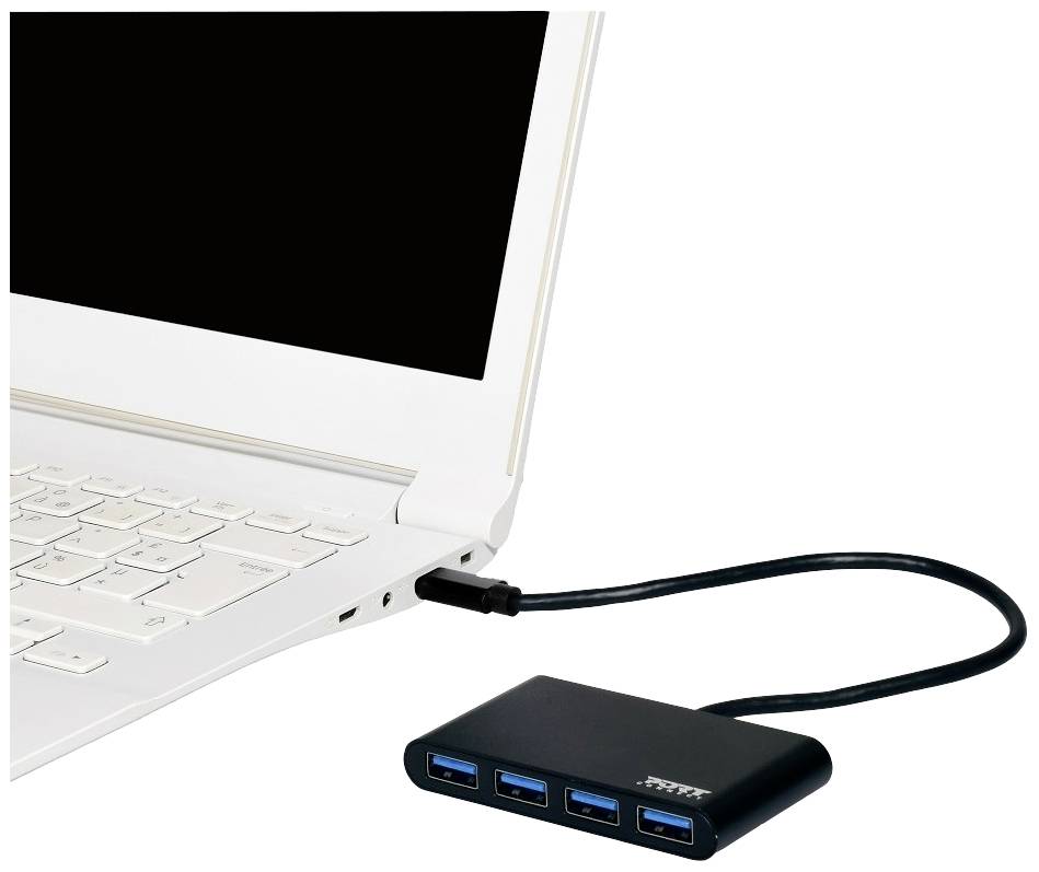 Een zwarte USB-hub met vier blauwe USB-poorten is via een kabel verbonden met een witte laptop.