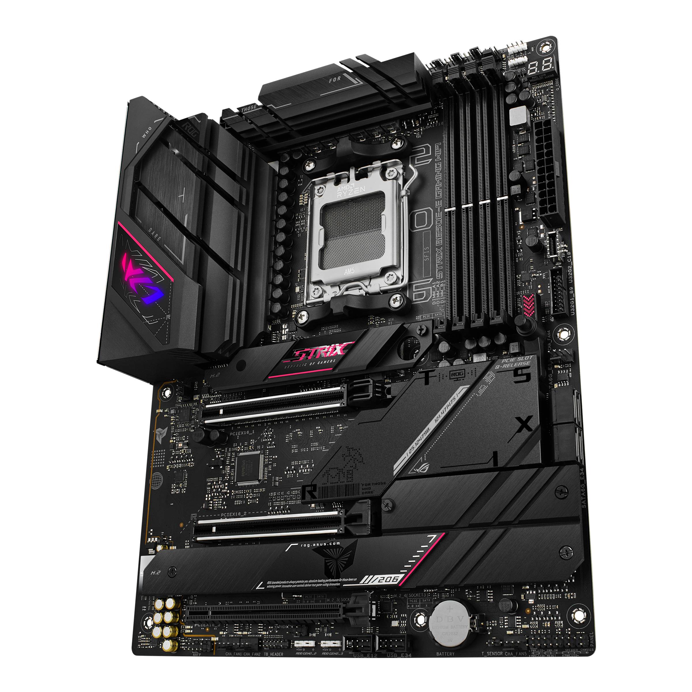 Een moederbord met meerdere sleuven voor RAM en PCIe, evenals een CPU-socket in het midden. Merknamen zijn zichtbaar.