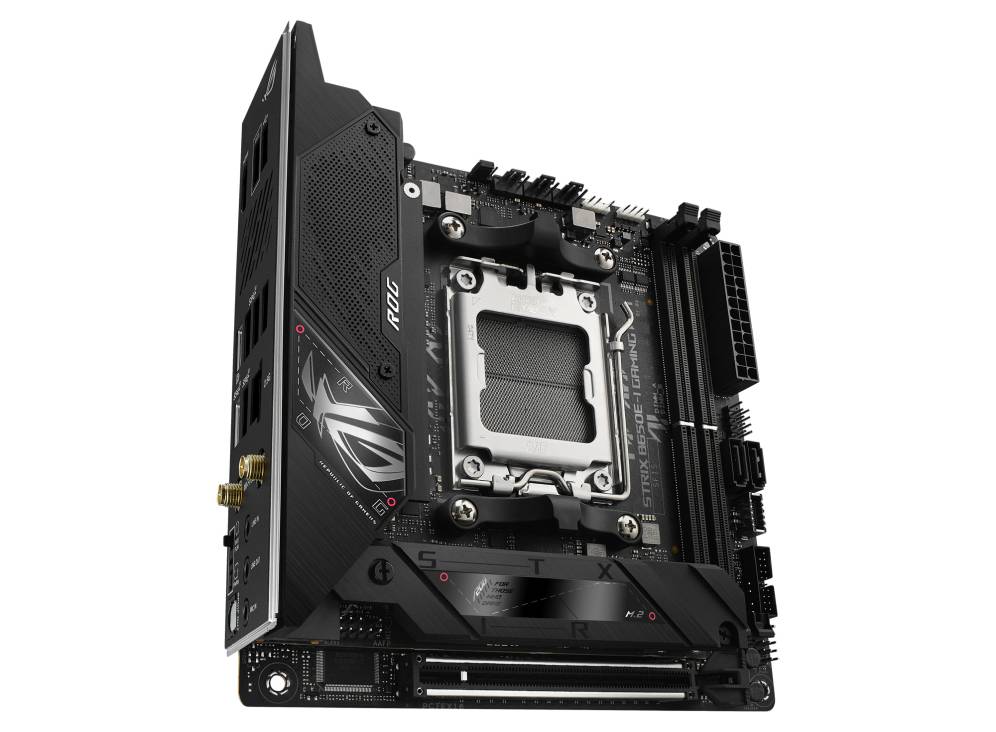 Op de afbeelding staat een computermoederbord met verschillende aansluitingen en een grote, centrale CPU-socket.