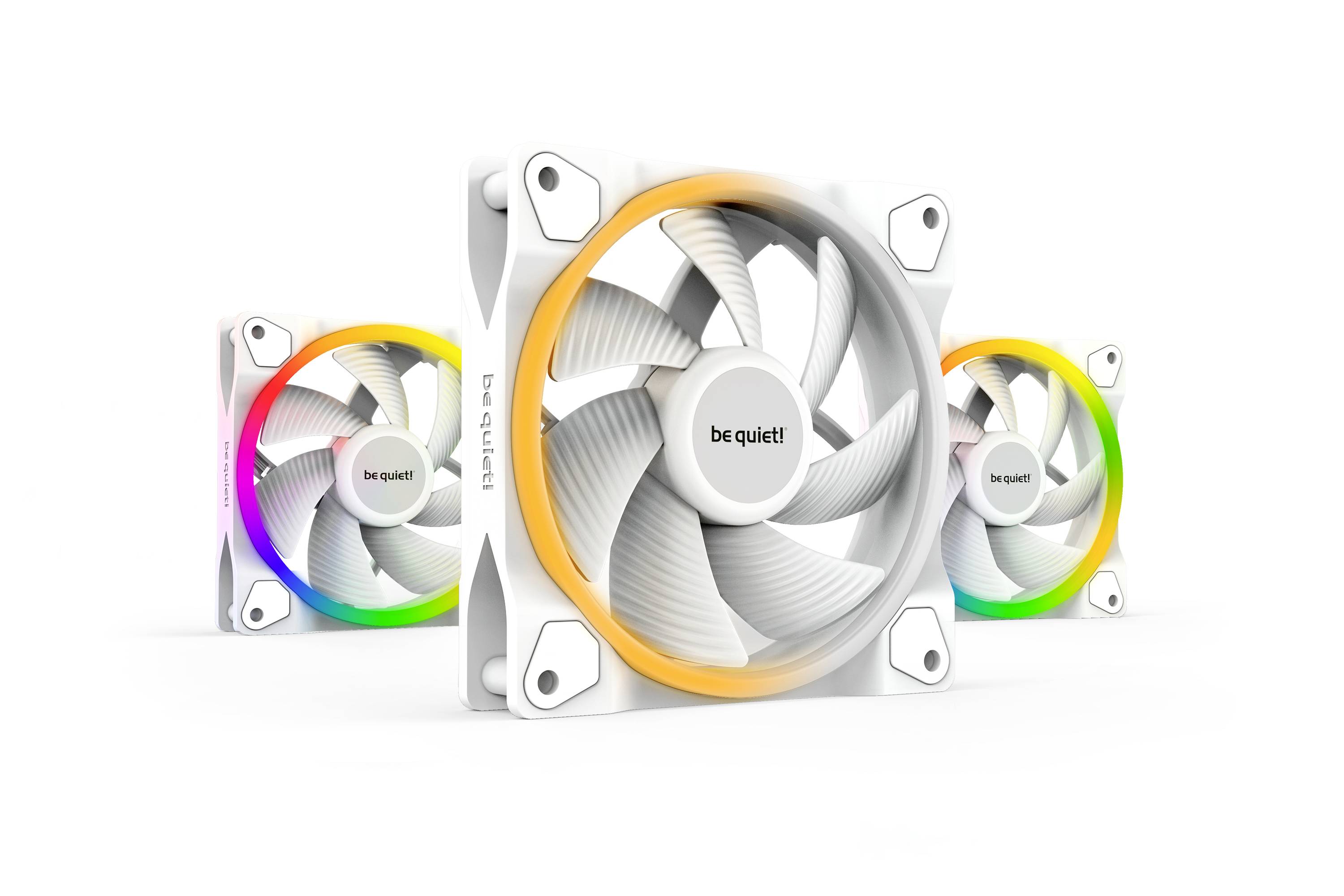 Drie witte computerventilators met RGB-verlichting en het 'be quiet!'-logo in het midden. Ze zijn vanuit verschillende hoeken weergegeven.