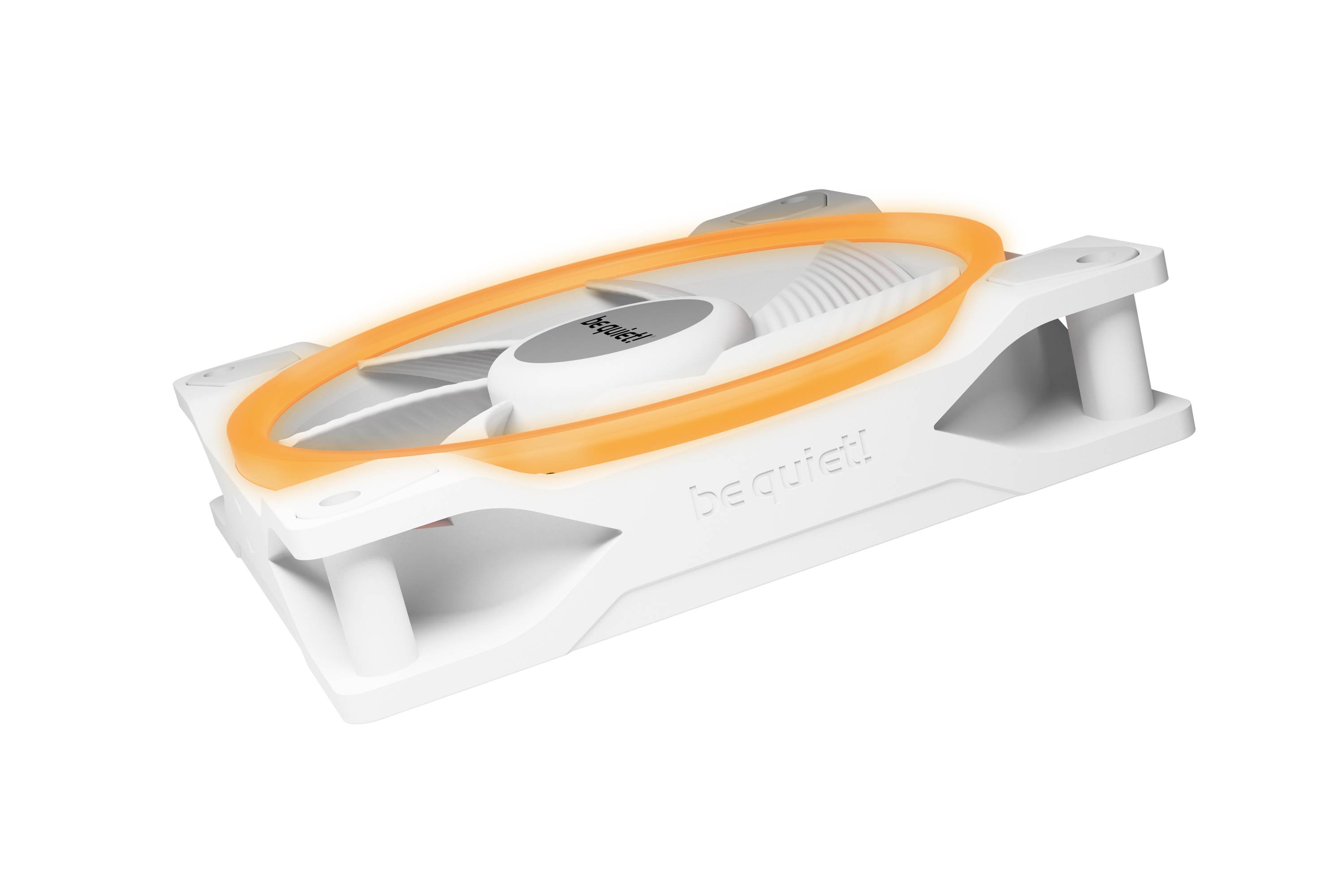 Witte computerventilator met oranje LED-verlichting. Voornamelijk gebruikt voor het koelen van computercomponenten.