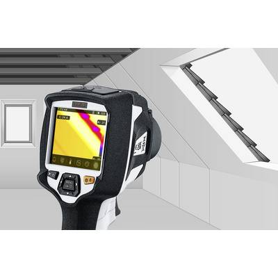 Een warmtebeeldcamera toont een gekleurd thermogram van een zolder, dat gebieden met verschillende temperaturen weergeeft.