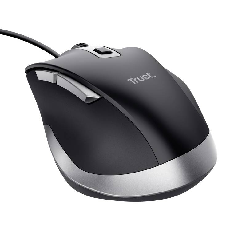 Zwarte en zilveren bedrade computermuis van het merk 'Trust' met twee duimknoppen aan de linkerkant.