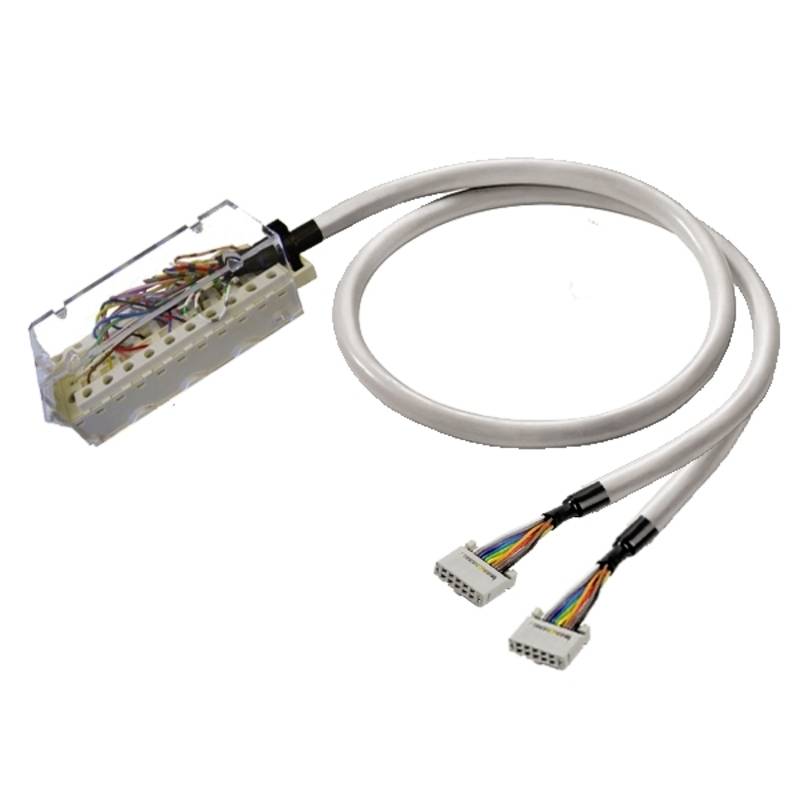 Een elektronische kabel met meerdere gekleurde draden verbindt twee aansluitingen met een transparente behuizing en een grotere stekker.