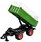 Een groene speelgoedaanhanger met zwarte wielen en een rood binnenste wiel, gekanteld om te lossen.
