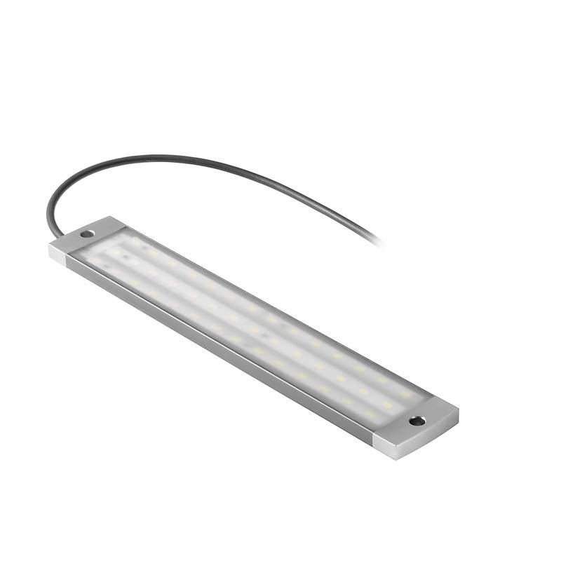Een rechthoekig, zilver LED-licht met kabel; geschikt voor onderkasten of vlakke installaties; modern en energiezuinig.