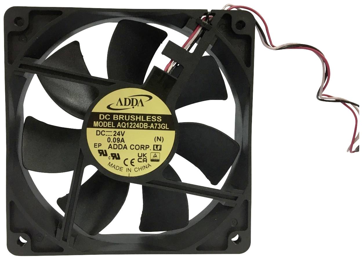 Een zwarte ventilator met acht bladen, fabrikantensticker in het midden, voorzien van het opschrift 'ADDA DC Brushless', modelnummer daaronder.