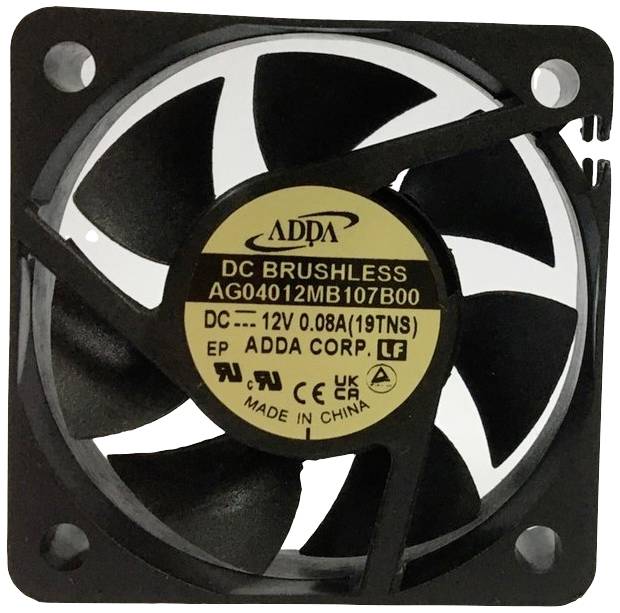 Een zwarte, vierkante ventilator met een centrale sticker die de technische specificaties vermeldt: 'DC 12V, 0.08A, Made in China'.