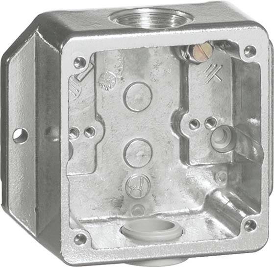 Metalen, vierkante aansluitdoos met meerdere openingen voor bekabeling. Geschikt voor elektrische installaties binnen en buiten.
